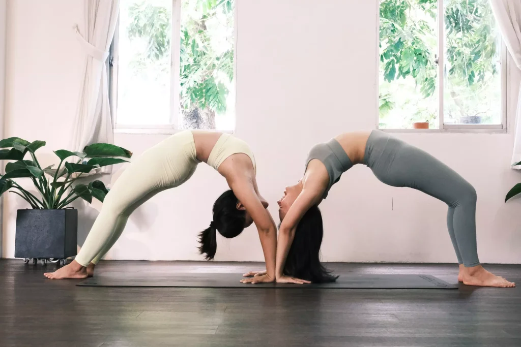 huấn luyện viên yoga tập vào thời gian rảnh