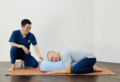 yoga trị liệu là gì, nhà yoga trị liệu là ai